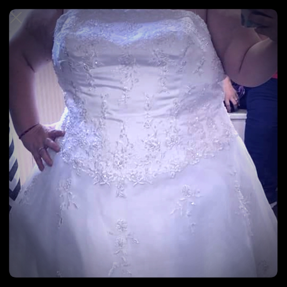 Beautiful plus size wedding dress 28w